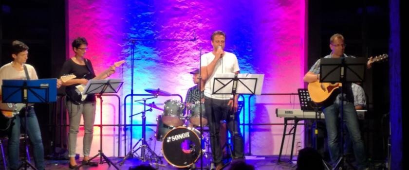 Foto einer Musikgruppe beim Auftritt