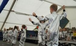 Verkleidete Kinder führen einen Tanz im Festzelt auf.