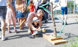 Foto von einem Kind mit Mutter bei einer Aktivität